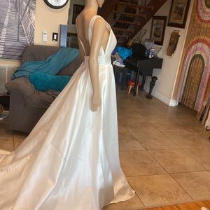Maggie Sottero Brand New Never Used Moderns wedding dress size 6